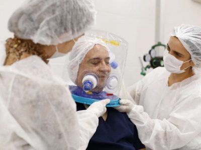 Esmaltec inicia entrega de capacetes Elmo, que reduzem a necessidade de intubação de pacientes com Covid-19